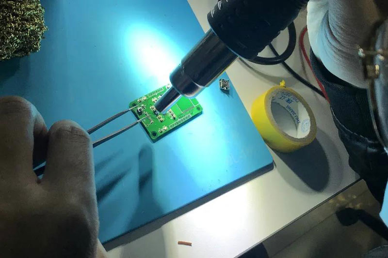 熱風(fēng)槍是修手機，焊接微小電子元件的神器