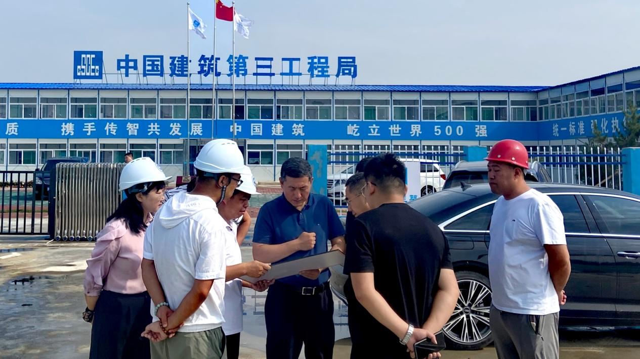 大同市副市長孟維君在大同互聯(lián)網(wǎng)學院建設(shè)現(xiàn)場指導(dǎo)建設(shè)工作